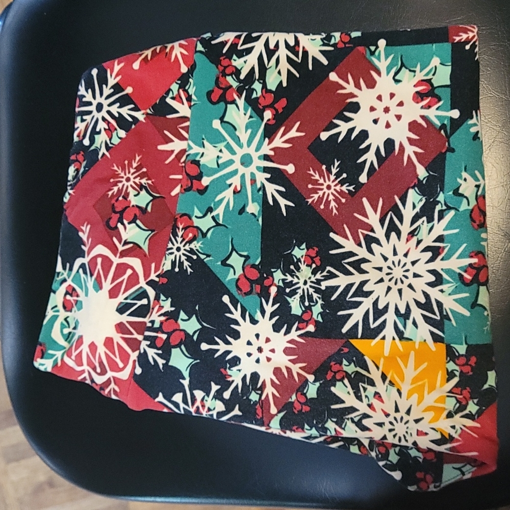Lularoe Christmas Snowflake leggings